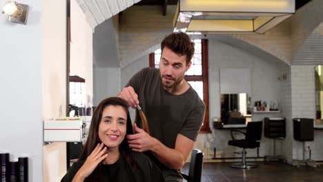 Estilista-Masculino-Peinando-El-Cabello-De-Los-Clientes