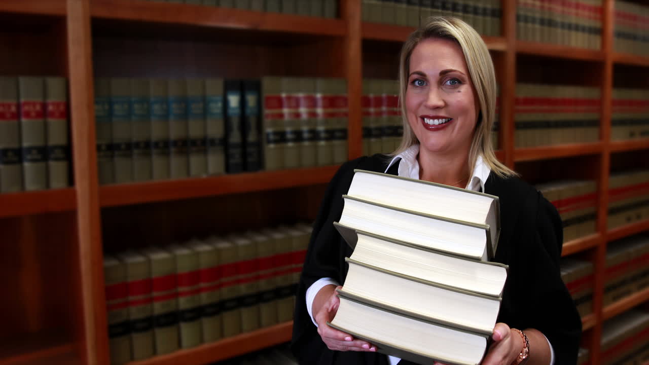 bibliotecario sonriendo a la cámara