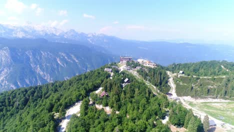 montaña vogel en julian apls eslovenia, vista aérea del parque nacional triglav durante la luz del día clara y cálida, establecimiento de tiro