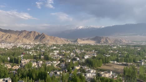 Impresionante-Paisaje-De-La-Ciudad-De-Leh-Con-Fondo-De-Paisaje-Montañoso-En-Ladakh