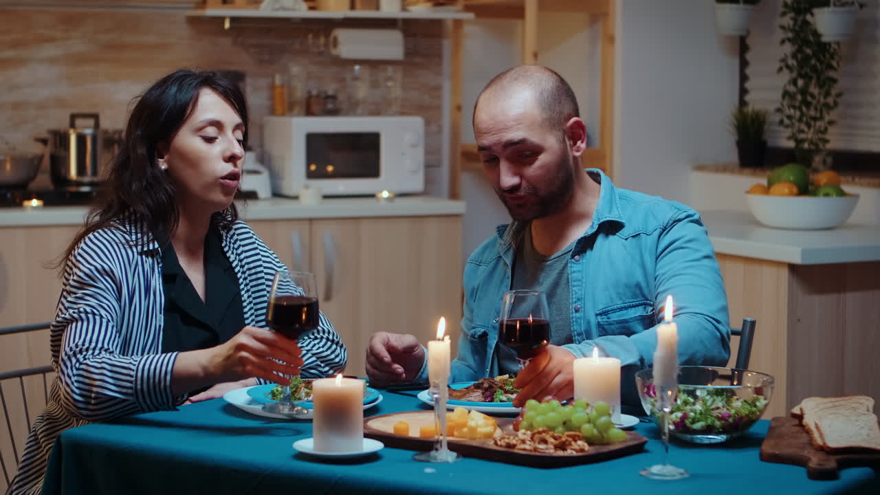 una pareja disfrutando de una cena romántica.