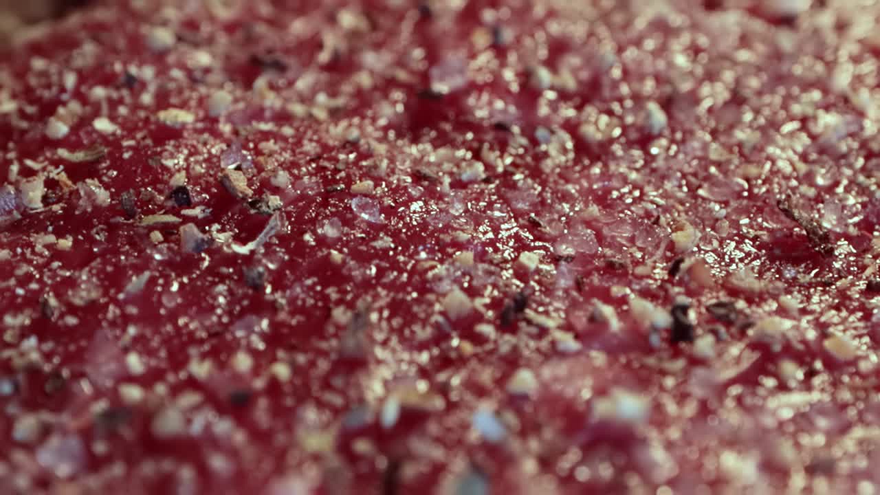 생고기 스테이크 에  ⁇ 인 후추 와 향신료