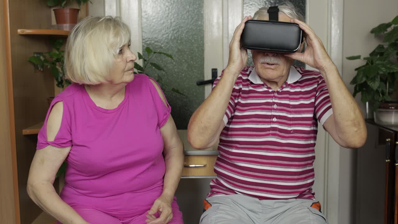 Nonno e nonna con visore VR giocano, guardano video 3D 360 in realtà virtuale.