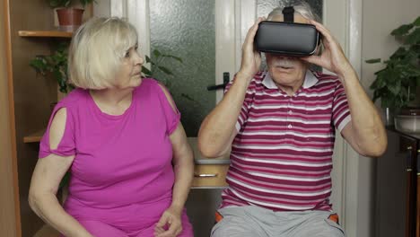 Großvater-Und-Großmutter-Mit-VR-Headset-Helm-Spielen-Spiele,-Schauen-Sich-Virtual-Reality-3D-360-Videos-An