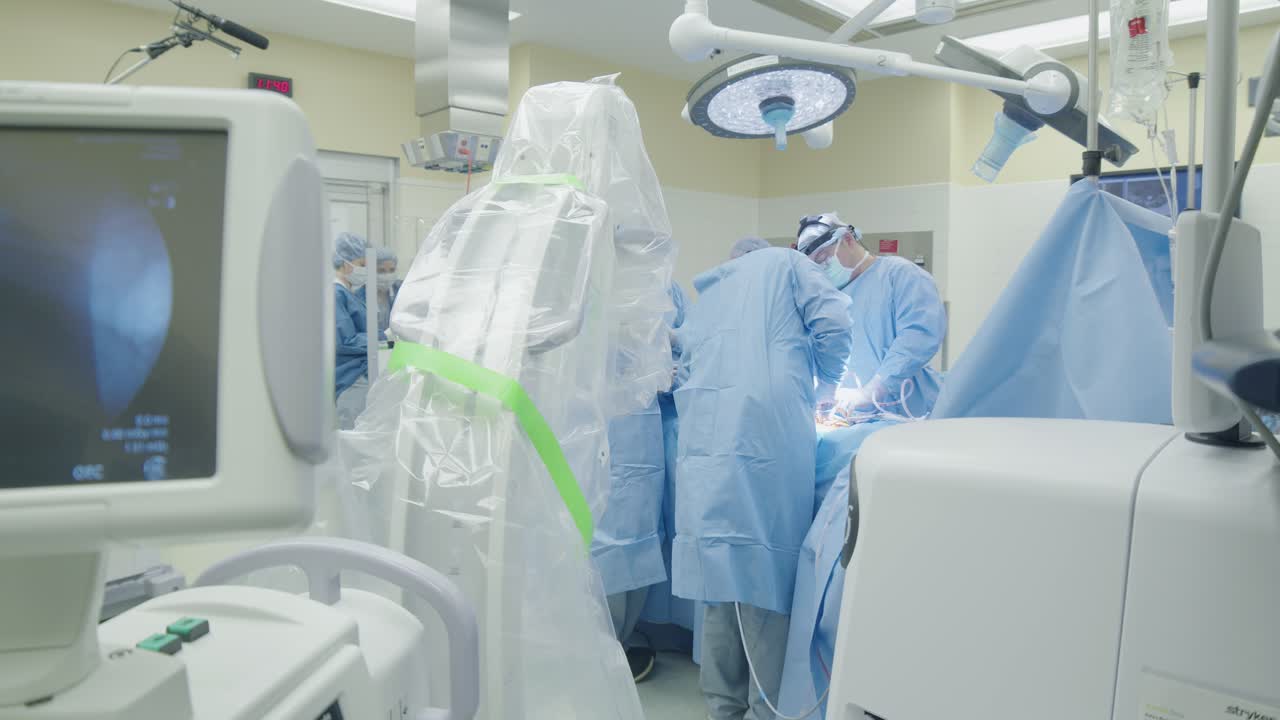 의료팀이 수술실에서 수술을 수행합니다.