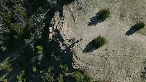 Grupo-De-Personas-Caminando-En-La-Cima-De-Un-Acantilado-En-Wyoming