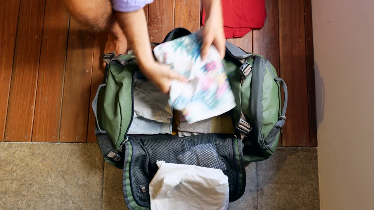 hombre empacando para un viaje