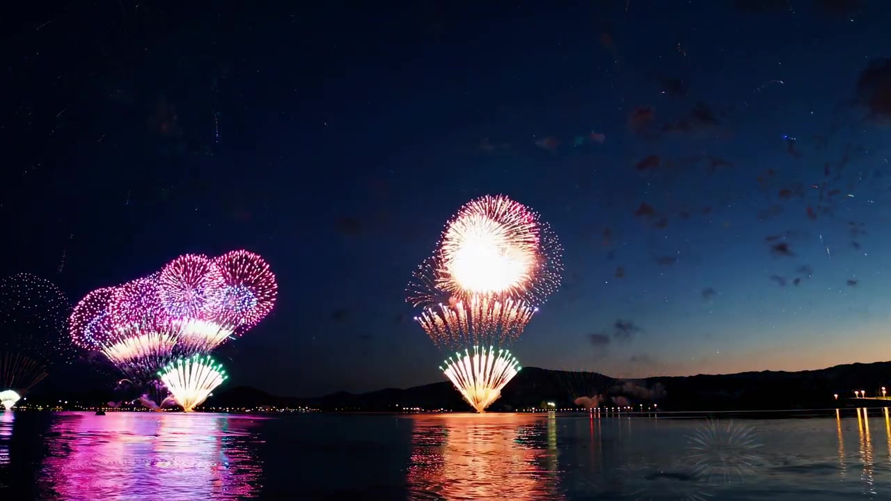 Spettacolare Esibizione di Fuochi d'Artificio Riflessa sull'Acqua di Notte
