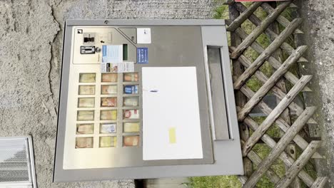 Automat,-Der-Zigaretten-An-Kunden-Verkauft