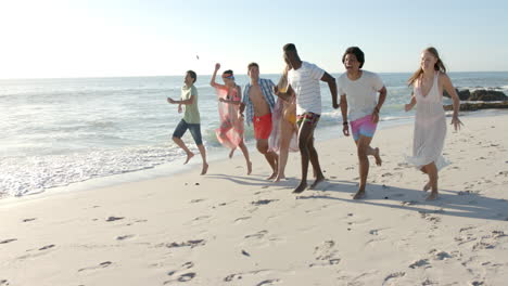 Eine-Vielfältige-Gruppe-Von-Freunden-Genießt-Einen-Tag-Am-Strand-Mit-Platz-Zum-Kopieren