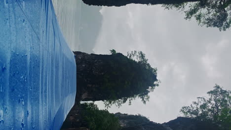 vista vertical en barco del parque nacional de khao sok es una reserva natural en el sur de tailandia