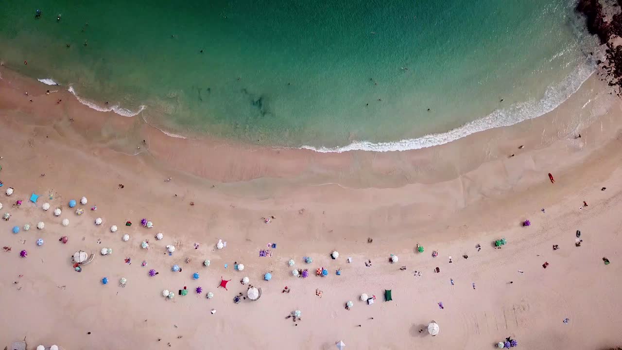 코로나 바이러스 발생으로 몇 달간 폐쇄된 공공 해변이 대중에게 공개되면서 홍콩 섹오 해변에서 요트의 정적인 조감도