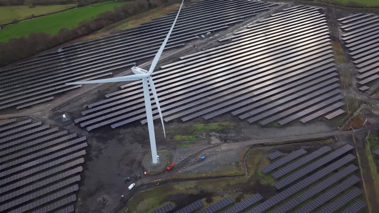 Turbina eolica in un vasto impianto solare in costruzione nella contea di Tipperary, Irlanda. Ripresa aerea.