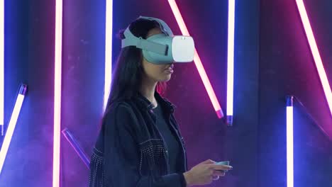 joven mira a su alrededor y se pregunta cómo increíble en la realidad virtual. casco de realidad virtual en color iluminación humo de fondo