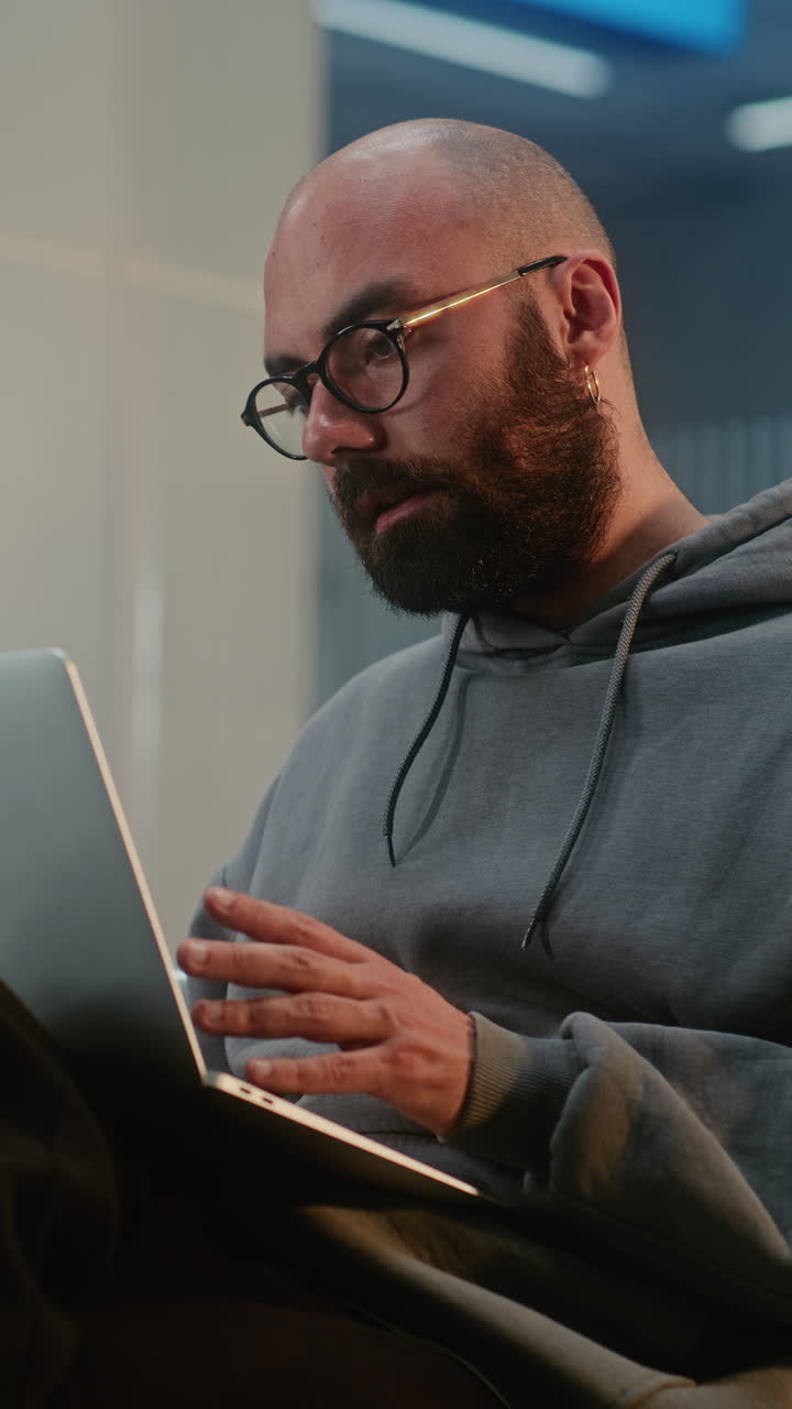 hombre trabajando en una computadora portátil