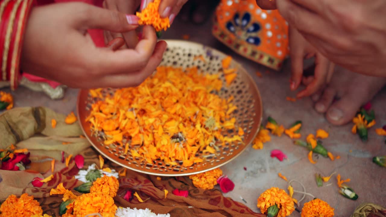 Giovani genitori con la figlia festeggiano e decorano per il festival di Diwali
