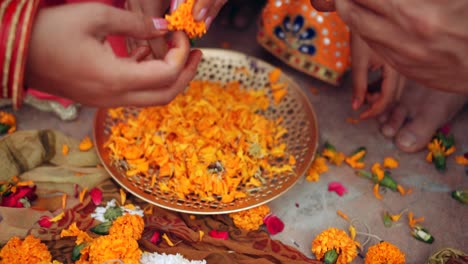 los padres jóvenes con la hija celebran decoran para el festival de diwali