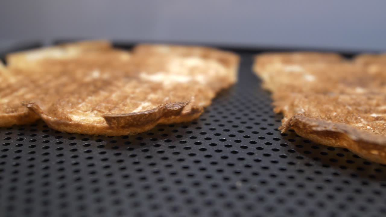 오븐 접시에 갓 구운 홈메이드 와플, 돌리 동작