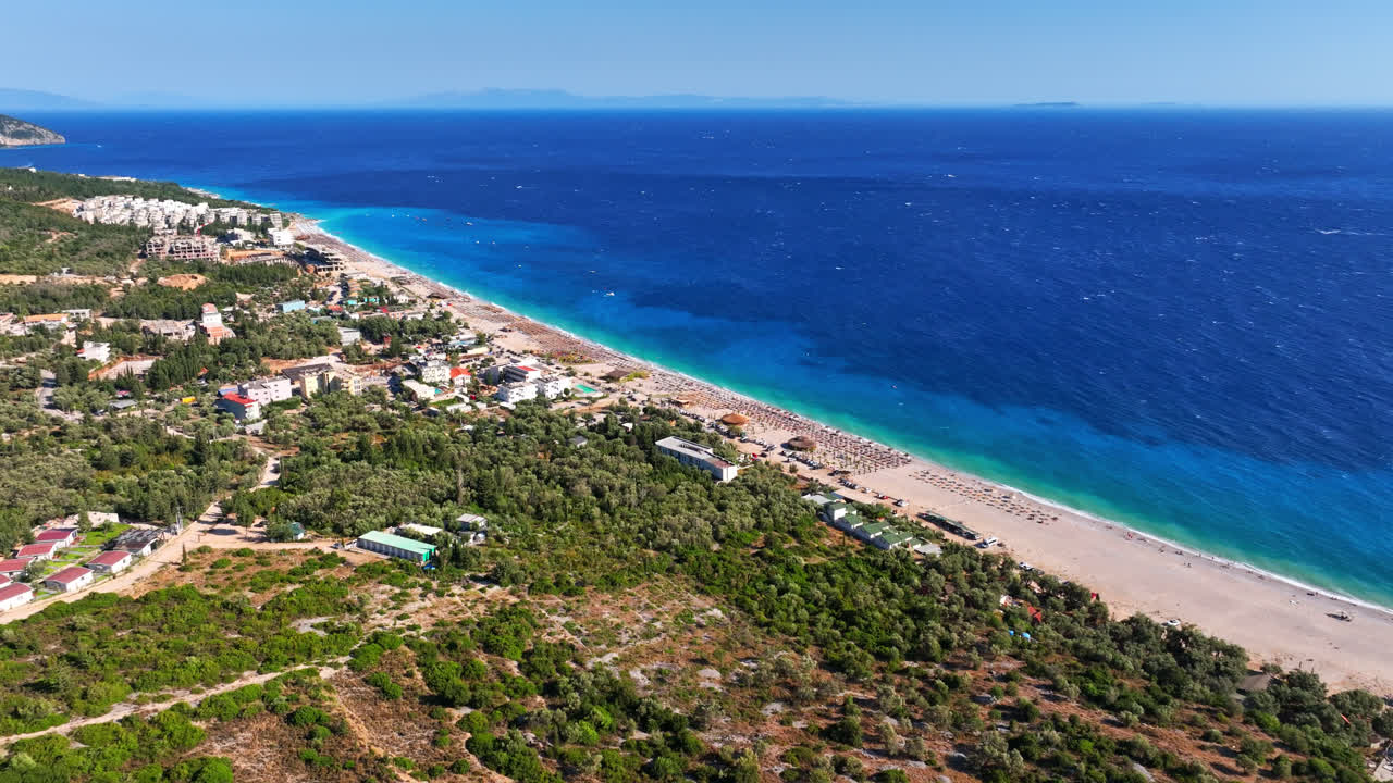 vista aérea de la playa de perivolos en la riviera albanesa, el soleado dharmi, albania