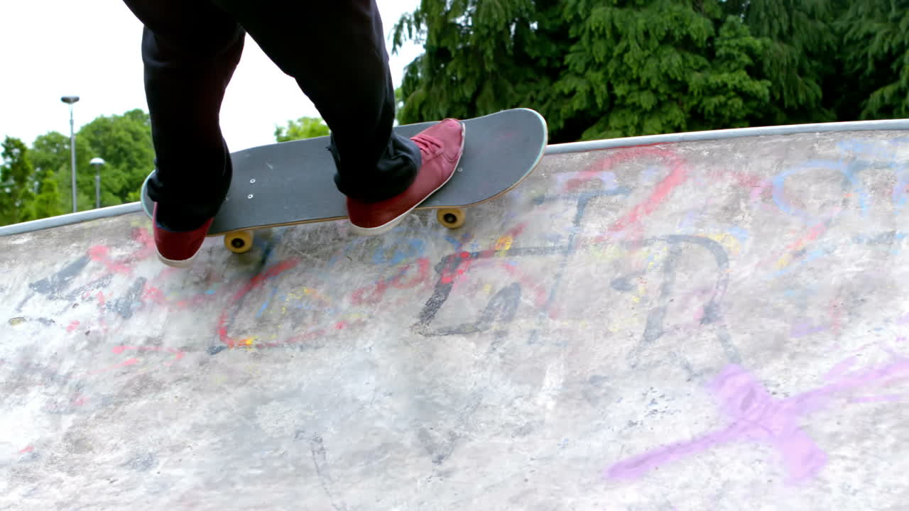 joven patinador patinando en el parque de patinaje al aire libre
