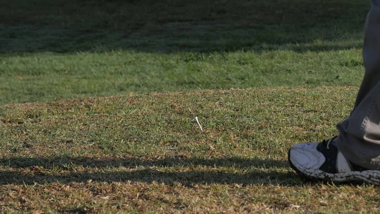 드라이버, 슬로우 모션 및 낮은 티 오프 골퍼의 닫습니다