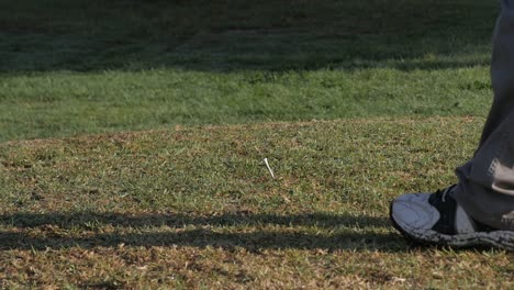primer plano de golfista jugando con un conductor, cámara lenta y baja