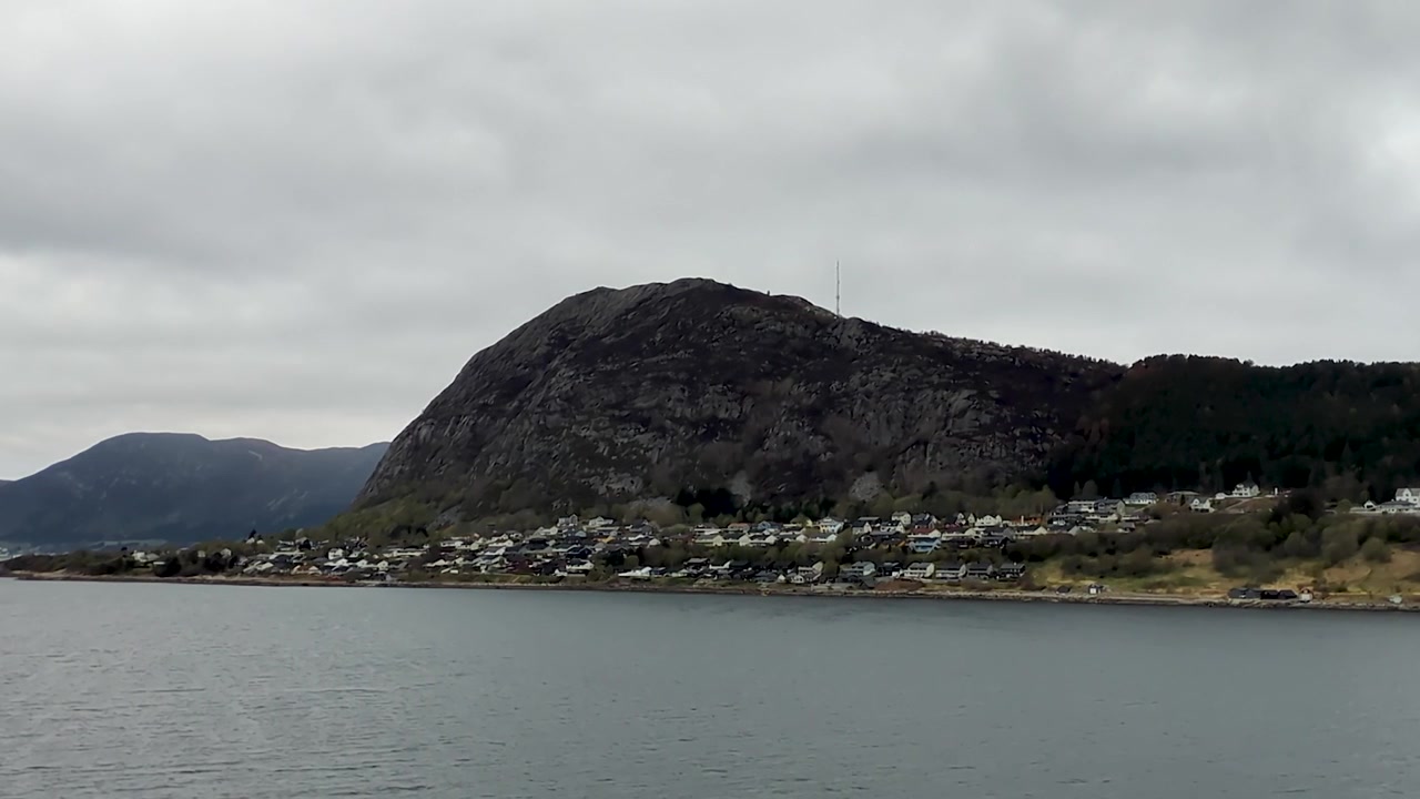 Panoramaansicht von Ålesund, Norwegen, mit dem Aksla-Bergturm, der Hangstadt und ruhigem Wasser