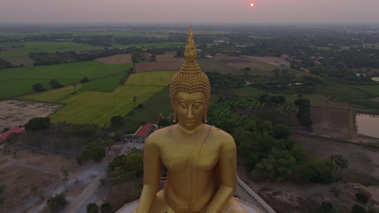 Ripresa con drone della statua del Buddha più alta della Thailandia a Wat Muang