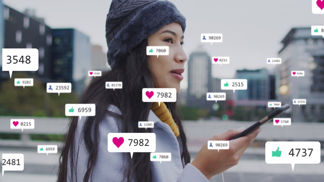 스마트 폰의 스피커에서 대화하는 두 인종 여성에 대한 여러 알림 바의 애니메이션