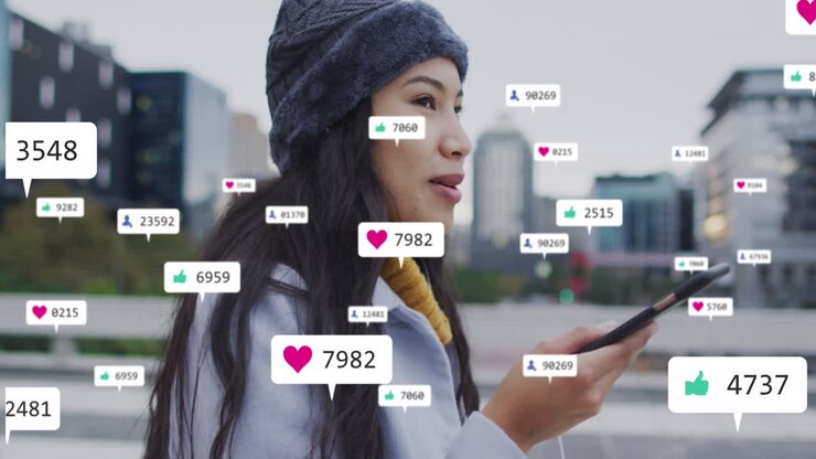 Animasi beberapa bilah notifikasi di atas wanita birasial berbicara melalui speaker ponsel pintar