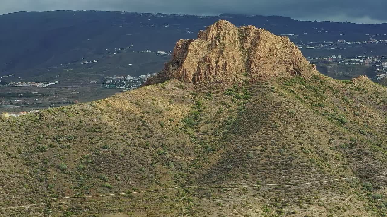 Exploration du paysage rocheux de l’île de Tenerife en Espagne