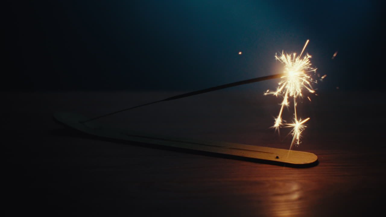 A sparkler burn in the dark room