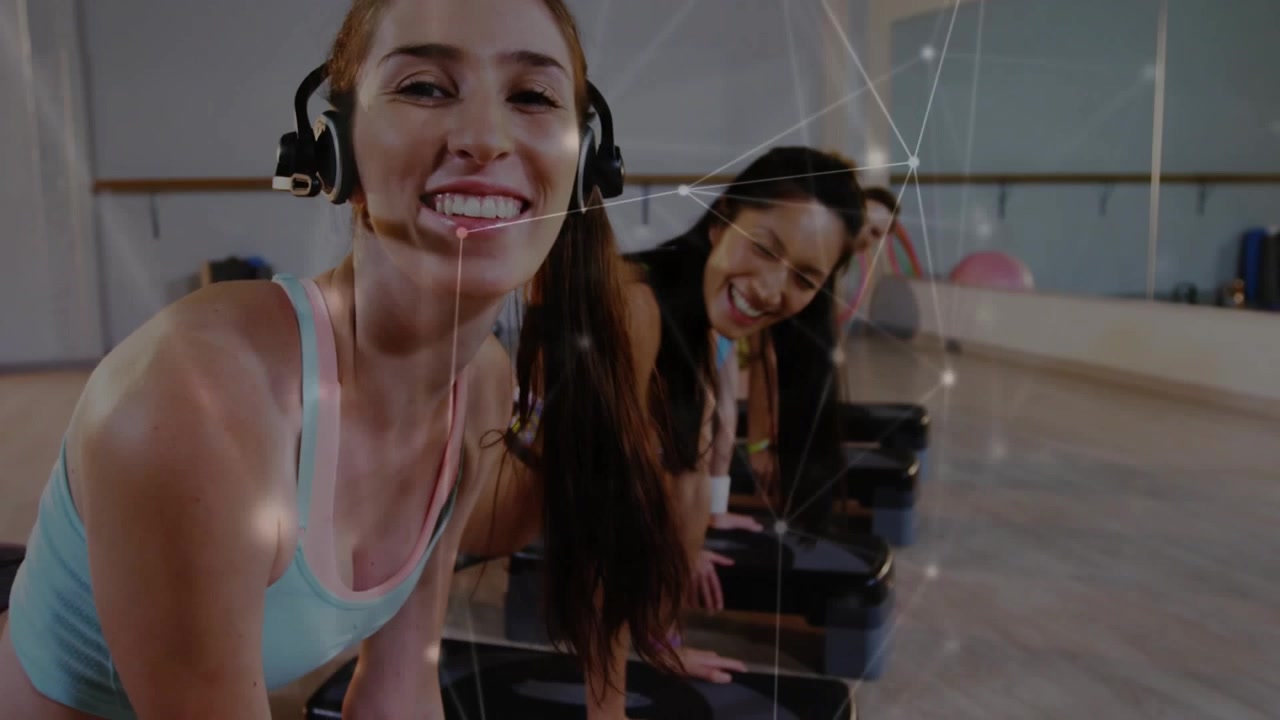 Câmera se aproximando, instrutor com microfone ligado conduzindo aula de step, sobreposição traçando mãos, guiando o treino.