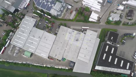 alto paso elevado de techo industrial con paneles solares