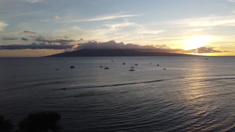 Langsame-Filmische-Aufnahme-Des-Sonnenuntergangs-In-Hawaii