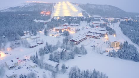 drohne luftüberführung nahaufnahme, levi, finnland dorf verschneite nachbarschaft mit polizeiunfall auf der straße