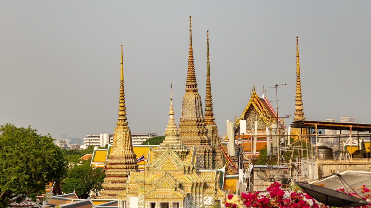 Timelapse del famoso tempio Wat Pho a Bangkok sul fiume Chao Phraya