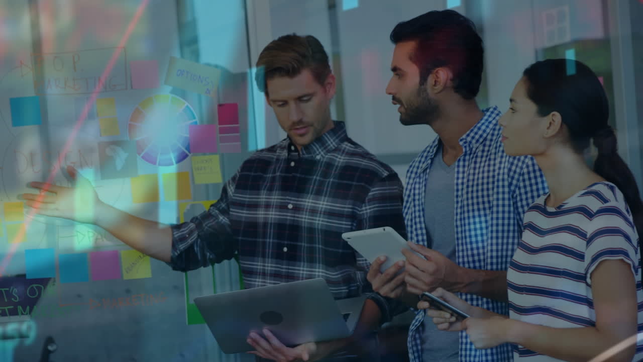 animación del procesamiento de datos financieros sobre diversas personas de negocios que hacen lluvia de ideas en la oficina.