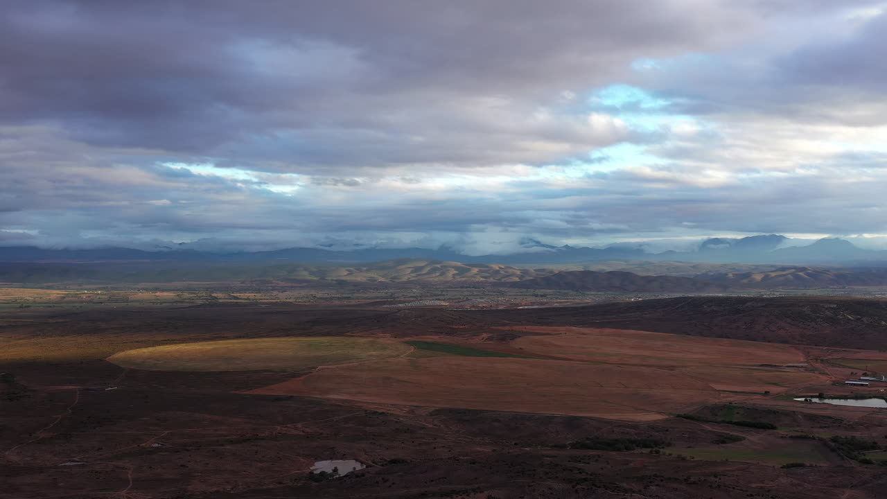 ola de calor de hierba muy seca en sudáfrica toma aérea del atardecer