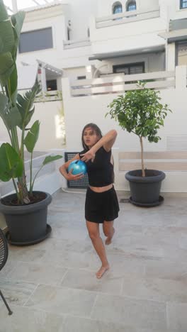 una chica bailando con una pelota.