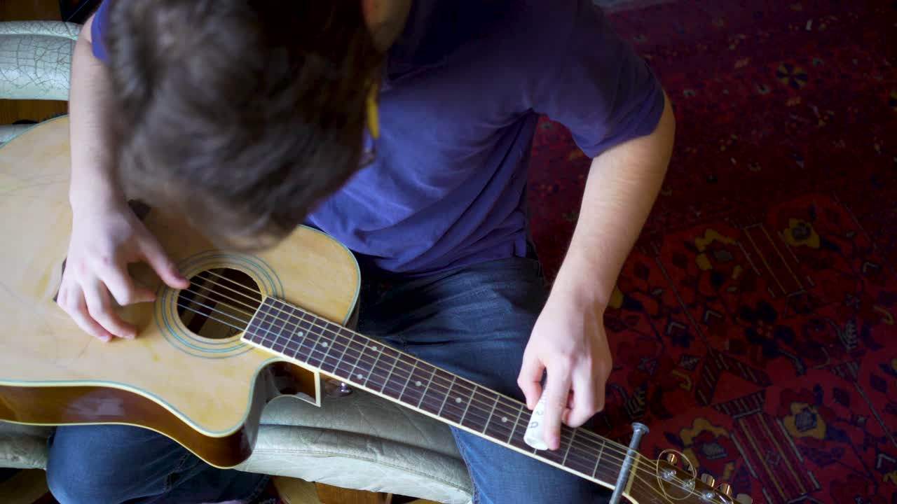 músico que toca la guitarra acústica