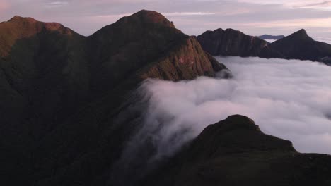 montañas sobre las nubes con amanecer