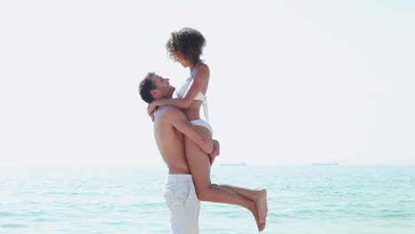 una pareja feliz divirtiéndose juntos.