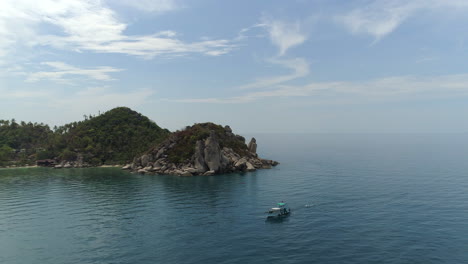 Boat-Sailing-Gracefully-on-the-Sea