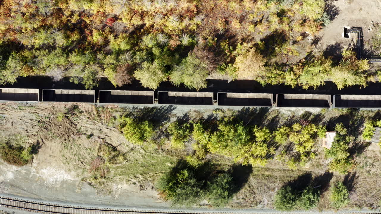 가을 숲 에 있는 화물 열차 의 공중 사진