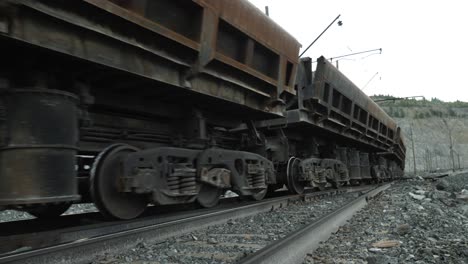 rostender bergbaubahn in einem steinbruch