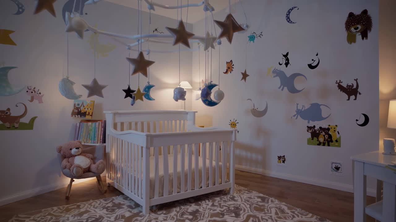 Accogliente cameretta con una culla e una giostrina a forma di stelle, ripresa con grandangolo