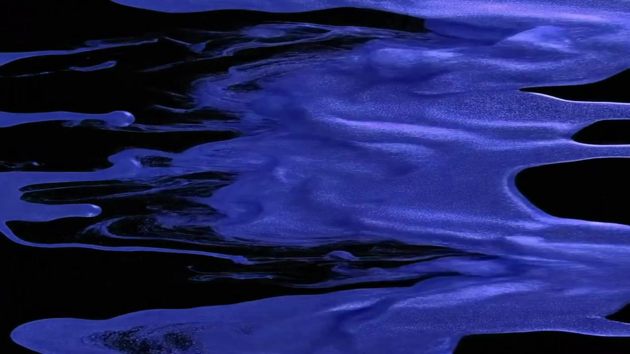 Vernice metallizzata blu che cola su sfondo nero