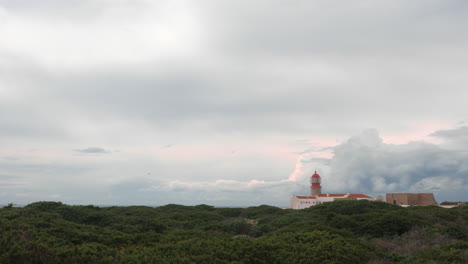 faro contra el cielo