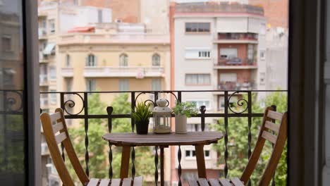 hermosa mesa vacía en el balcón exterior sin gente en el fondo de la ciudad mediterránea durante el día soleado de verano